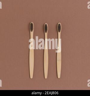 Anordnung der Zahnbürsten auf braunem Hintergrund. Kunststofffreies Konzept. Stockfoto