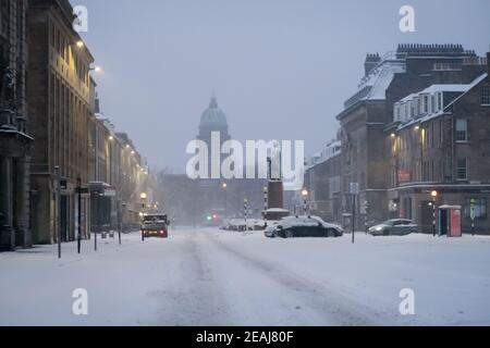 Edinburgh, Schottland, Großbritannien. Februar 2021, 10th. Aufgrund eines starken Schneefalls wurde das Stadtzentrum von Edinburgh heute Morgen zum Stillstand gebracht. Eine allgemeine Ansicht einer verlassenen George Street, in Edinburgh. Kredit: Lorenzo Dalberto/Alamy Live Nachrichten Stockfoto