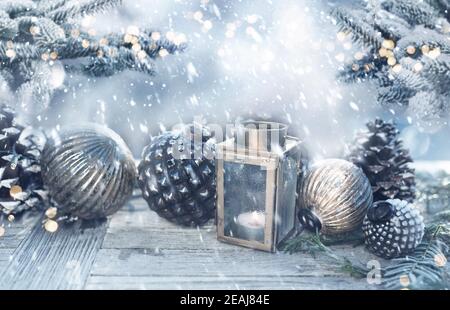 Weihnachtsdekoration in einem verschneiten Garten Stockfoto