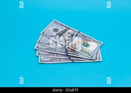 Fünfhundert amerikanische Dollar in Scheinen von hundert Dollar auf blauem Hintergrund. Stockfoto