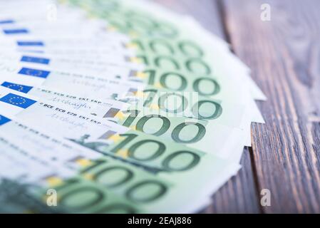 Euro Banknoten auf einem dunklen Hintergrund. Stockfoto