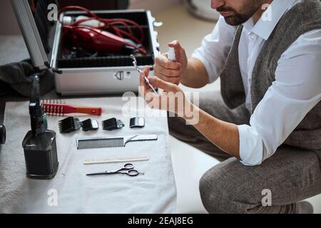 Mann Friseur Reinigung Spezialinstrument nach oder vor dem Haarschnitt Stockfoto