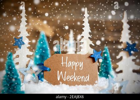 Weihnachtsbäume, Schneeflocken, Holzhintergrund, Label, Text Happy Weekend Stockfoto