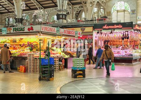 Stände verkaufen Lebensmittel in hundert Jahre alten Indoor-Markt Mercado Zentral in Valencia Stockfoto