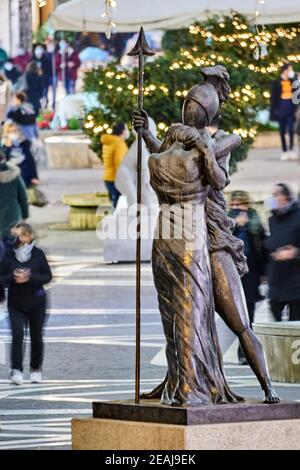 Eine vertikale Aufnahme von zwei Statuen aus Stahl in Die Straße Stockfoto