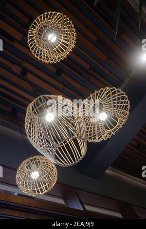 Handgefertigter Korblampenschirm in der Lobby Stockfoto