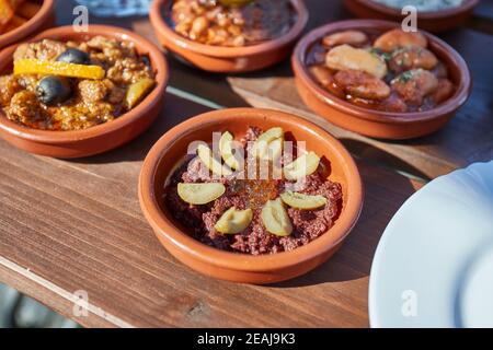 Tapas auf vielen kleinen Tellern Stockfoto