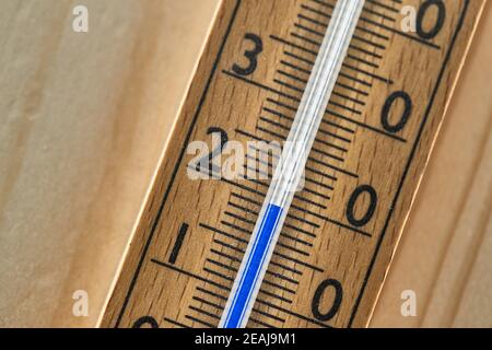 Thermometer an der Außenwand mit 19 Grad Stockfoto