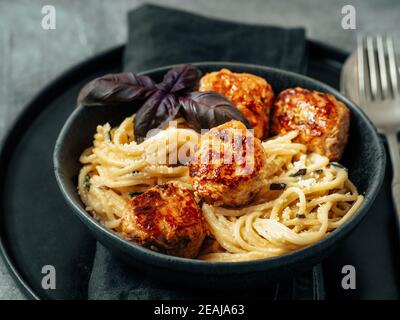 Zucchini Parmesan Fleischbällchen mit Pasta Carbonara Stockfoto