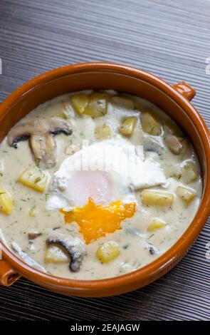 Dillsuppe mit pochiertem Ei Stockfoto