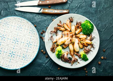 Gegrillter Tintenfisch gefüllt mit Gemüse Stockfoto