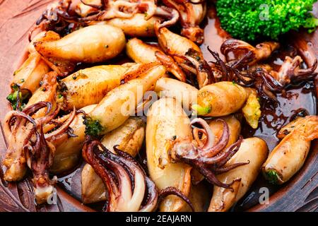 Gegrillter Tintenfisch gefüllt mit Gemüse Stockfoto