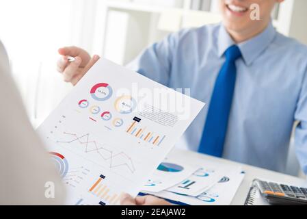 Geschäftsleute diskutieren Finanzanalyse Diagramm im Büro Stockfoto