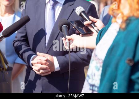 Journalisten, die ein Medieninterview mit einer Geschäftsperson oder einem Politiker führen Stockfoto