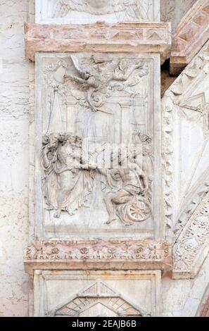 Der Teich von Bethesda, Panel von Teodosio Rossi auf der linken Tür der Basilika San Petronio in Bologna, Italien Stockfoto