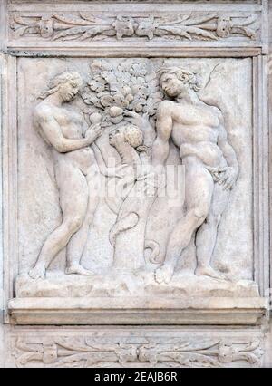 Versuchung, Genesis Relief am Portal von St. Petronius Basilica in Bologna, Italien Stockfoto
