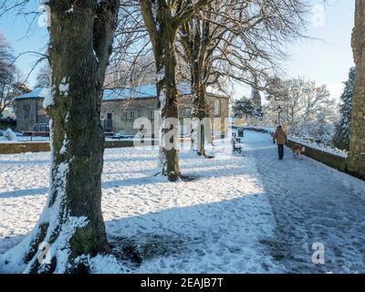 Wandern auf dem Schlossgelände im Winter Knaresborough North Yorkshire England Stockfoto