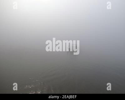 Misty Morning auf der heiligsten Flüsse in Indien. Ganges Delta in den Sundarbans, West Bengal, Indien. Stockfoto