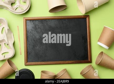 Einweg-Pappbecher aus braunem Bastelpapier und recyceltem Papier Halter Stockfoto