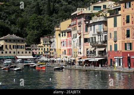 Portofino, Italien. Portofino ist ein italienisches Fischerdorf und ein gehobsvoller Ferienort, der für seinen malerischen Hafen berühmt ist. Stockfoto