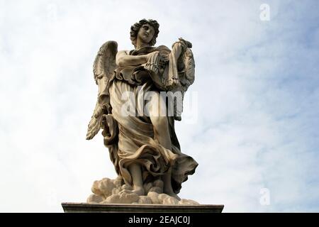 Berninis Engel entlang der Heiligen Engel-Brücke nahe dem Mausoleum des Hadrian in Rom, Italien Stockfoto