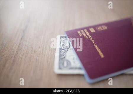 Die Ecke einer ein-Dollar-Rechnung, die außerhalb eines Schwedens gezeigt wird Reisepass Stockfoto