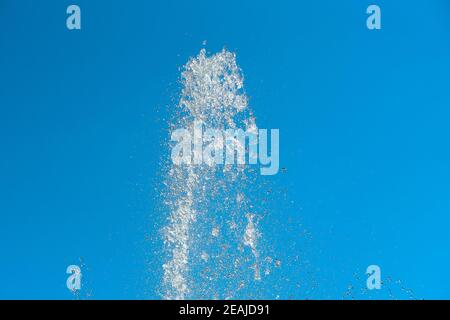 Abstract ein Ausbruch von Wasser. Spritzer Wasser aus nächster Nähe. Gefrorener Wassertropfen mit hoher Geschwindigkeit fotografiert.langsames Abtropfen von Flüssigkeit mit Luftblasen. Natur Hintergründe oder Wallpaper.Frozen Flüssigkeit Spritzer Stockfoto