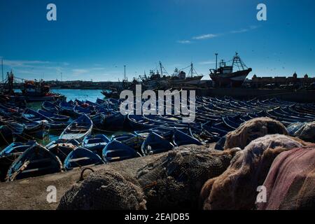 Essaouira, Marokko - 15. April 2016: Blick auf den Hafen in der Stadt Essaouira, mit den traditionellen blauen Fischerbooten, in der Atlantikküste o Stockfoto