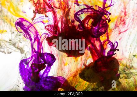 Acryl Farben und Tinte in Wasser. Zusammenfassung Hintergrund. Stockfoto