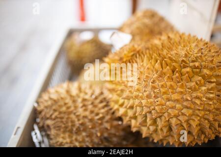 Spikey und gelbe Früchte namens Durian in einem Korb auf Die Straße Stockfoto