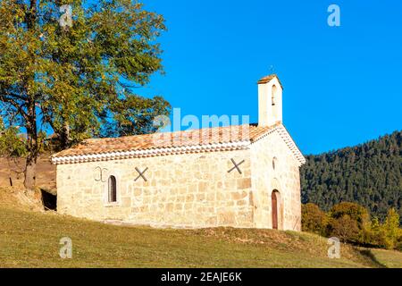 Kapelle im Herbst Landschaft, Provence, Frankreich Stockfoto