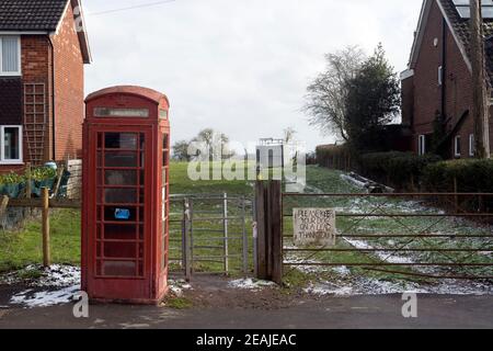 Eine rote Telefonbox im Winter, Hampton-on-the-Hill, Warwickshire, England, Großbritannien Stockfoto