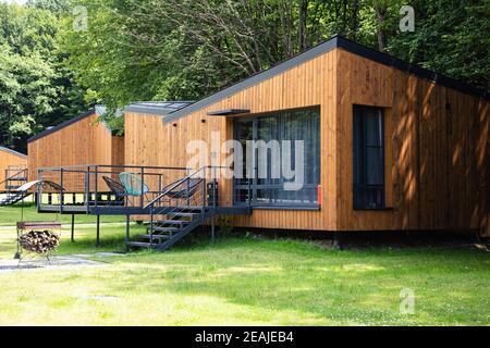 Stare Selo, Ukraine - 16. Juli 2020: Hygge Haus in der Nähe des Waldes Stockfoto