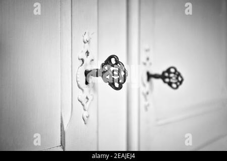 Antike Tür in schwarz-weiß Stockfotografie - Alamy