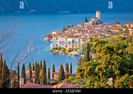 Stadt Malcesine am Lago di Garda historischen Blick auf die Skyline Stockfoto