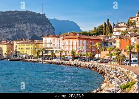 Stadt Torbole am Lago di Garda Blick auf die Uferpromenade Stockfoto