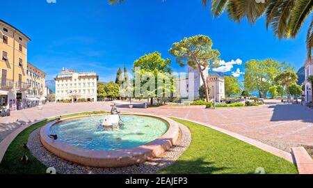 Platz und Brunnen in Riva del Garda Panoramablick Stockfoto