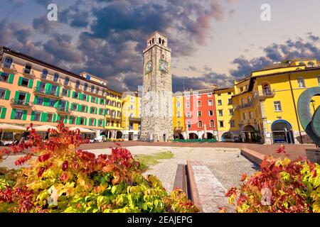 Farbenfroher italienischer Platz in Riva del Garda Stockfoto