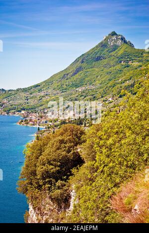 Gardasee Westküste und Dorf Gargnano Blick Stockfoto