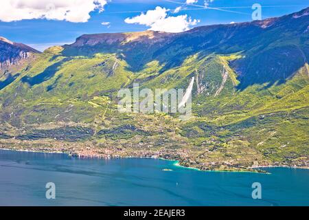 Gardasee, monte Baldo und Stadt Malcesine Panoramablick Stockfoto