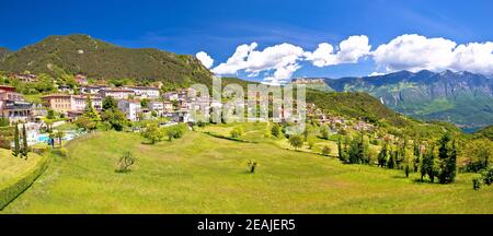 Idyllisches Dorf Vesio in den Dolomitenalpen oberhalb von Limone sul Garda Stockfoto