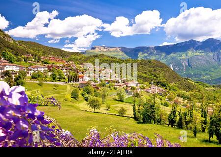 Idyllisches Dorf Vesio in den Dolomiten Alpen oberhalb des Gardasees Stockfoto