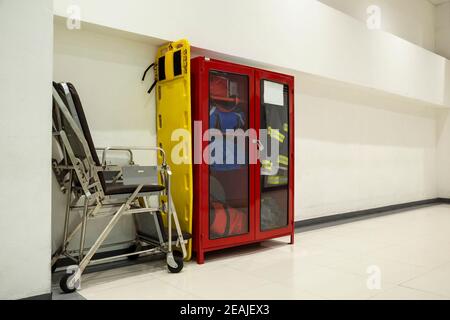 Wand hängende Feuerlöscher, Brandschutz, Tragen und Notfallausrüstung installieren in Red Box Wandmontage architektonischen Feuerlöscher Glas c Stockfoto