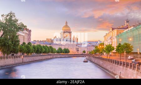 Sankt Isaak Kathedrale über Moyka Fluss in St. Petersburg Stockfoto