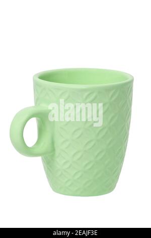 Tasse Kaffee. Nahaufnahme einer grünen Keramik Tasse oder Tee Tasse isoliert auf einem weißen Hintergrund. Makro. Stockfoto