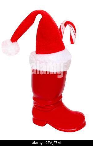 Weihnachtsdekorationen isoliert. Nahaufnahme eines roten Weihnachtsmann-Stiefels mit einem weihnachtsmann-Hut und einem traditionellen gestreiften Zuckerhut darauf isoliert auf weißem Hintergrund. Schöne Weihnachten Design-Element. Stockfoto