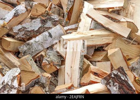 Gehacktes und gesägtes Birkenbrennholz. Stockfoto