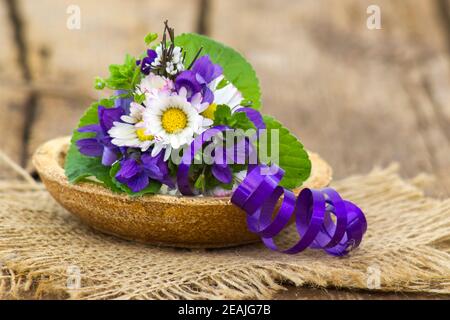 Viola odorata und Gänseblümchen - Frühlingsblumen Bouquet Stockfoto