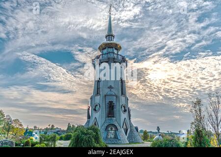 Glockenturm des heiligen Daniel im christlich-orthodoxen Tempelkomplex des heiligen Eugen im Dorf Buky, Ukraine Stockfoto