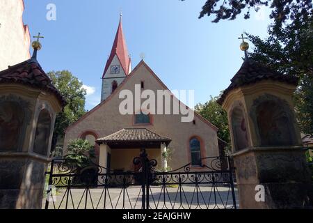 Römisch-katholische Pfarrkirche St. Georgen Obermais Stockfoto